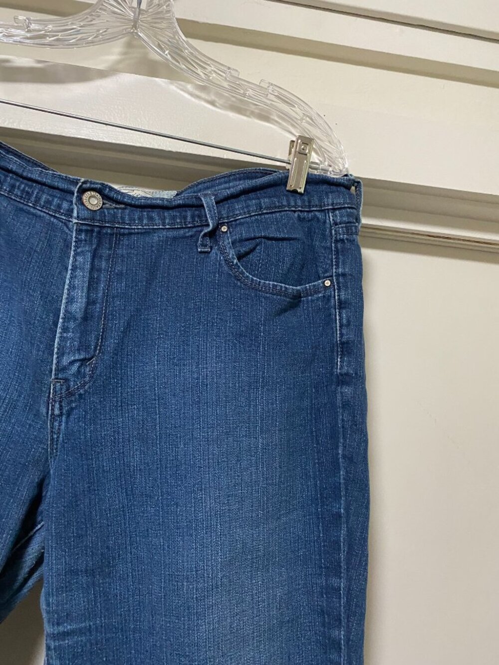 Levis capris, w/front & back pockets, size 14 - Picture 3 of 10